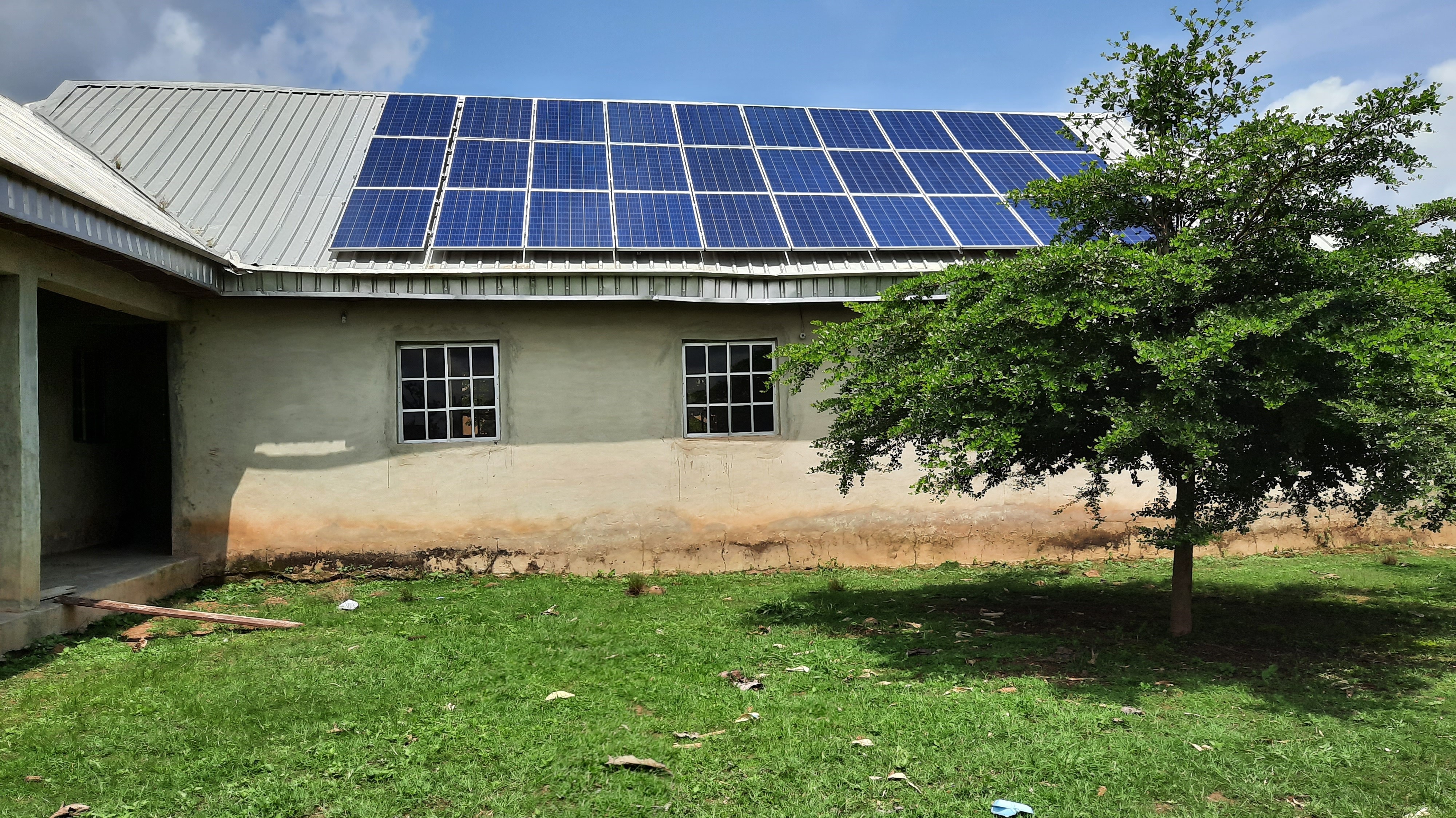 Solarpanel auf Strohdach